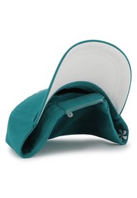 Τιρκουάζ καπέλο με λευκή καμπυλωτή γείσο. Διαθέτει κεντημένο λογότυπο στο εμπρόσθιο μέρος και αναπνεύσιμη εσωτερική επένδυση. Το κλείσιμο στο πίσω μέρος είναι ρυθμιζόμενο.