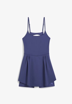 Robe de sport violette avec bretelles fines, corsage ajusté, jupe évasée et shorts intégrés. Texture lisse, détails minimaux et logo sur l'ourlet.