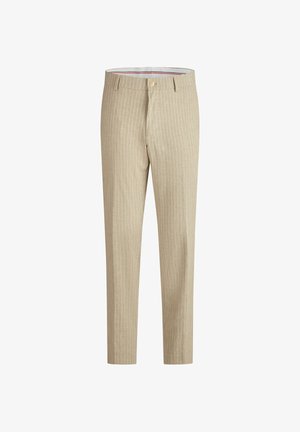 Beige Slim-Fit-Hose mit dezenten weißen Nadelstreifen, Gürtelschlaufen, vorderer Knopfleiste und Reißverschluss vor weißem Hintergrund.