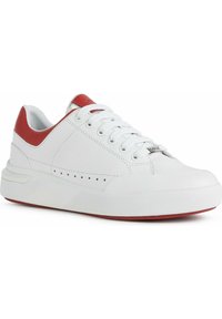 Bílé kožené tenisky s červenými detaily na patě a jazyku. Disponují kulatými tkaničkami, perforovanými bočními detaily a texturovanou gumovou podrážkou.