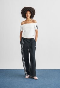 adidas Originals Träningsbyxor - black