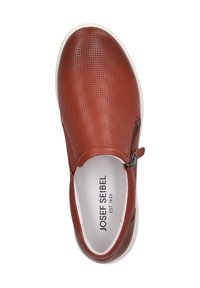 Hnědé perforované kožené boty s designem na snadné nazouvání, bílou gumovou podrážkou a bočním zipem pro snadný přístup. Logo viditelné na stélce.