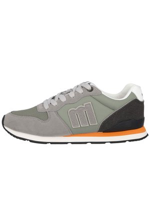 Zapatilla gris y verde con cordones blancos, detalles en negro y naranja en la suela, y un logo en relieve "m" en el lateral.