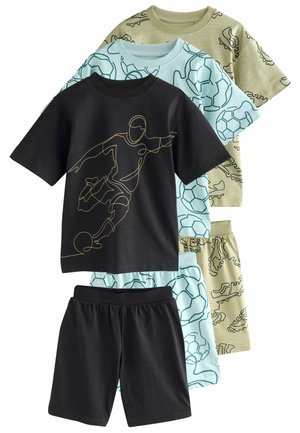 Ensemble de vêtements de sport pour enfants en quatre pièces : un t-shirt noir avec un design en contour doré, deux t-shirts à motifs en bleu clair et vert, et deux shorts assortis.