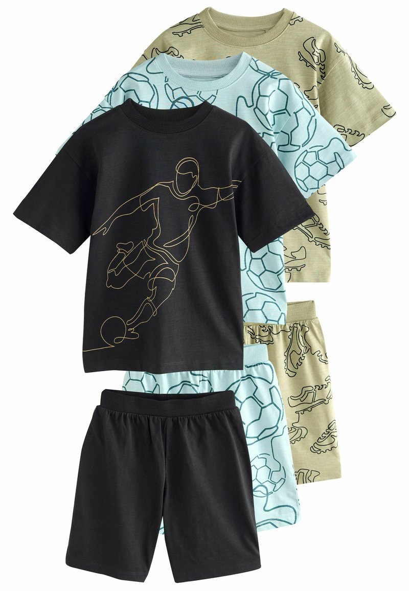 Sada čtyř kusů dětského sportovního oblečení: jedno černé tričko s zlatou grafikou fotbalu, dvě trička se vzorem v světle modré a olivově zelené barvě a černé šortky.
