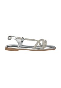 Silberne metallische Sandalen mit kreuzweisen Riemen und Perlenakzenten, einer Schnallenvorrichtung und einer flachen braunen Außensohle.