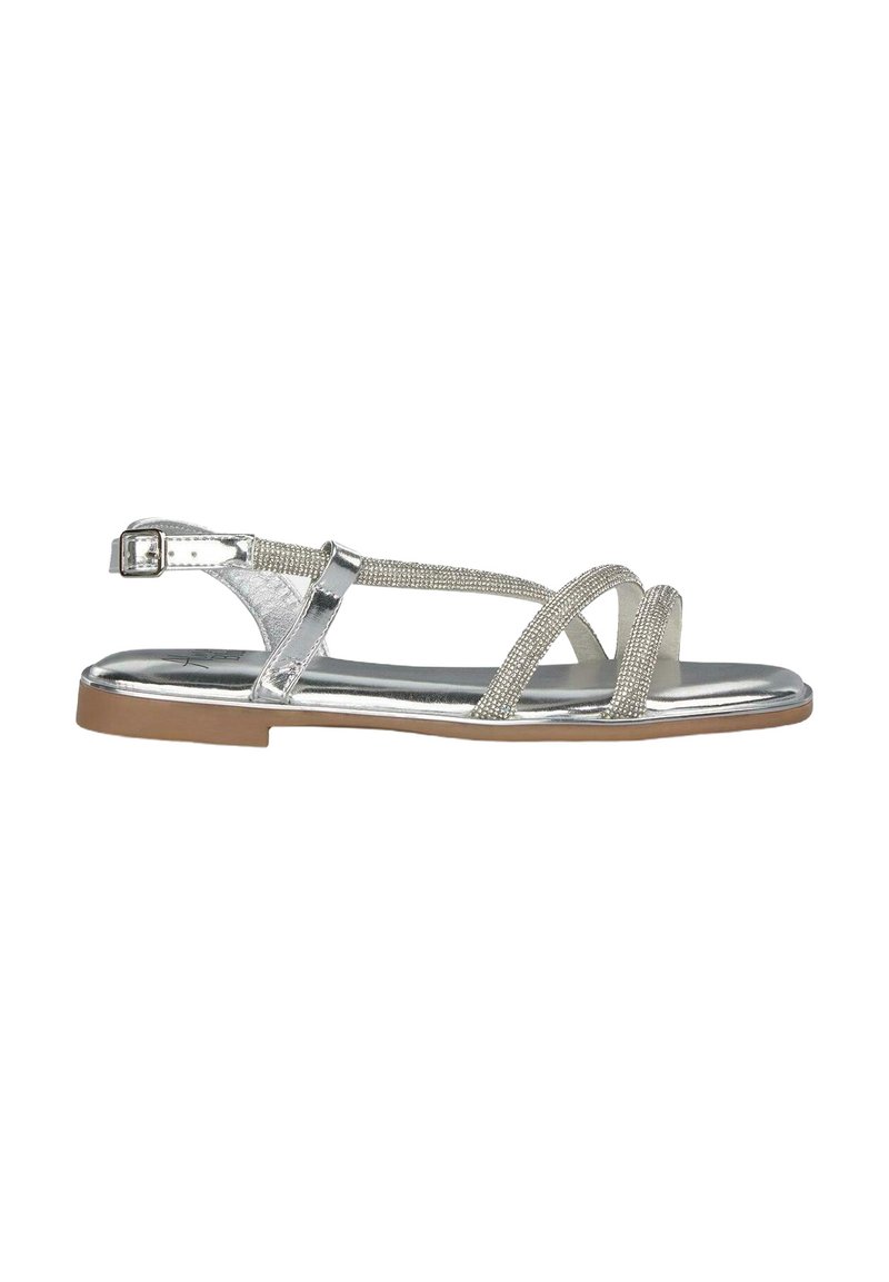 Silberne metallische Sandalen mit kreuzweisen Riemen und Perlenakzenten, einer Schnallenvorrichtung und einer flachen braunen Außensohle.