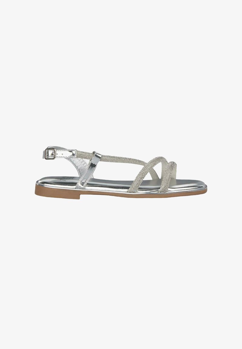Zilverkleurige metallic sandalen met kruislings banden met kraalaccenten, een gespsluiting en een platte bruine buitenzool.