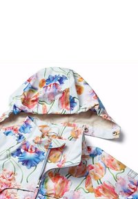 Blommig regnjacka med huva, prydd med ett flerfärgat blommönster på en ljus bakgrund; zip-front och tryckknappsstängningar. Slät textur.