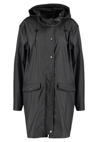 Sort vandafvisende frakke med hætte, trykknapper foran, to store sidelommer og snørre i kraven for justerbar pasform. Glat tekstur.