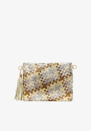 Vævet metal clutch i sølv, guld og bronze nuancer. Udstyret med en frynse og guldhardware. Glat tekstur med et ternet mønster.