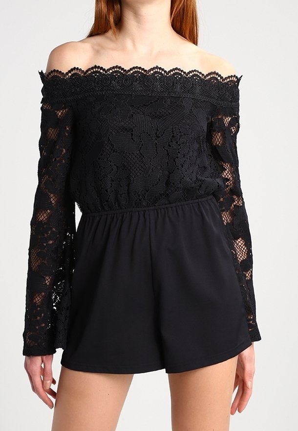 Top negro de encaje con hombros al descubierto y mangas largas, que presenta intrincados patrones florales y pantalones cortos con cintura elástica. Textura de tela suave.