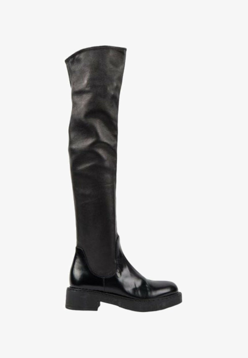 Botte noire en cuir montant au genou avec un talon épais et une tige légèrement froissée, vue de l’extérieur.