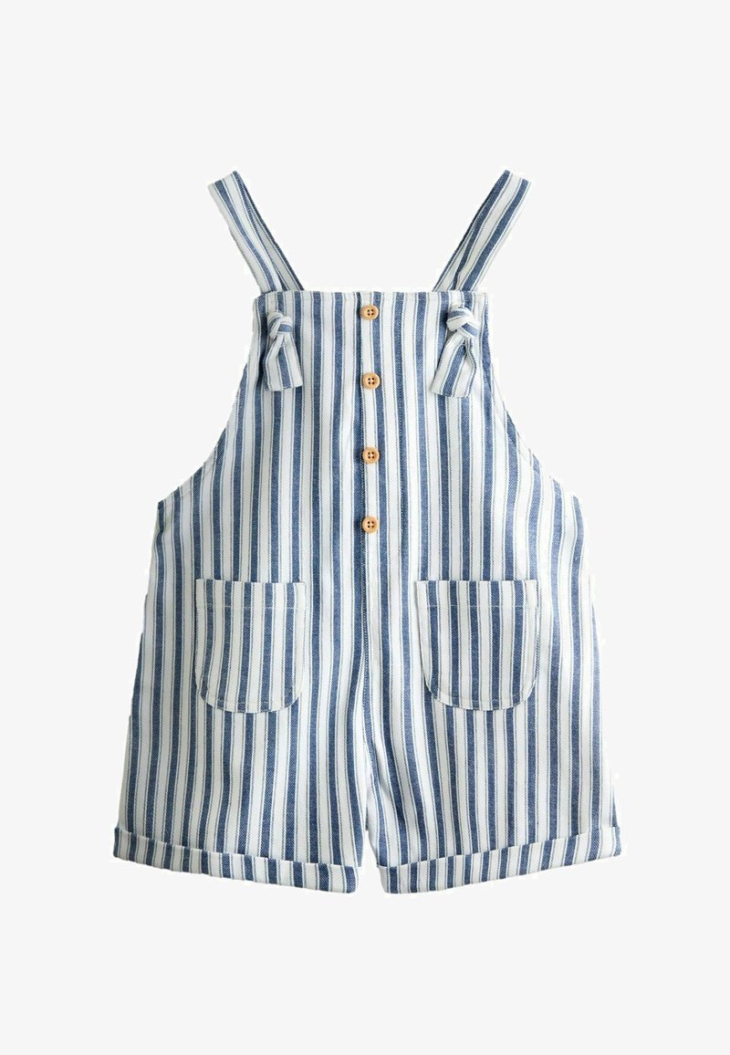 Pasiasty niebiesko-biały kombinezon dla malucha z guzikami z przodu, dwiema kieszeniami i wiązanymi na węzeł ramiączkami na białym tle.