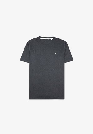 T-shirt en coton gris foncé avec un col rond, des manches courtes et un petit logo circulaire sur la poitrine. Texture lisse et design simple.