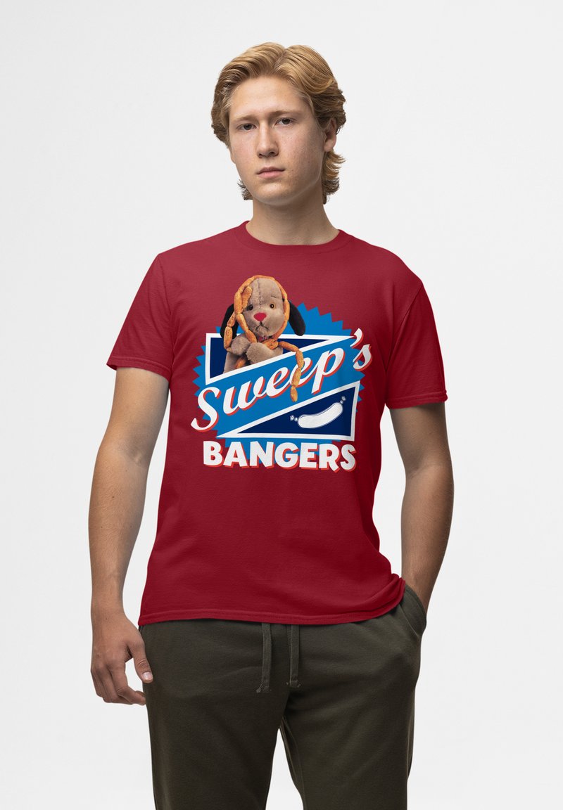Rød bomulds T-shirt med et grafisk design med blå accenter og teksten "Sweep's Bangers." En plysdog er placeret på T-shirten.