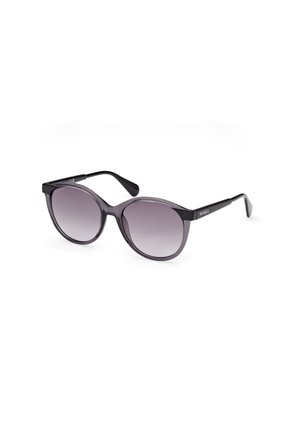 Occhiali da sole neri, oversize, con lenti grigie sfumate, montatura lucida e braccia sottili che presentano un marchio discreto lungo le tempie.