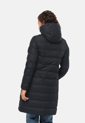 Zwarte pufferjas met horizontale stiksels, een capuchon, halflange lengte en een gladde, glanzende textuur. Beschikt over een relaxed fit met een casual ontwerp.