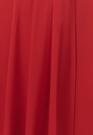 Tessuto rosso con pieghe verticali e una trama liscia, che mette in risalto il colore ricco e vibrante e la morbida caduta.