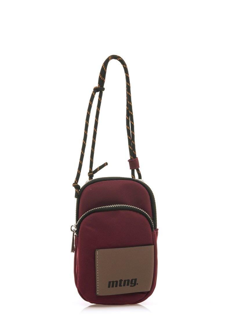 Borsa a tracolla in nylon bordeaux con una tasca con zip, rifiniture nere e una tracolla regolabile in corda. Presenta un'etichetta con logo marrone sul davanti.