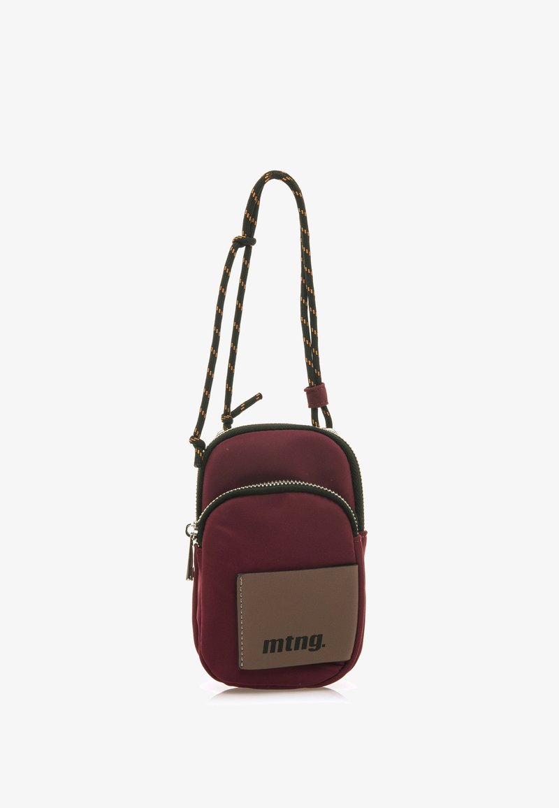 Bordeauxfarbene Nylon-Crossbody-Tasche mit einem Reißverschlussfach, schwarzem Besatz und einem verstellbaren Kordeltragriemen. Mit einem braunen Logo-Patch auf der Vorderseite.