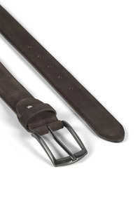 Cinturón de ante marrón con una hebilla de metal plateado, que presenta un acabado liso y múltiples orificios para ajuste. Diseño simple y plano, con extremo cónico.