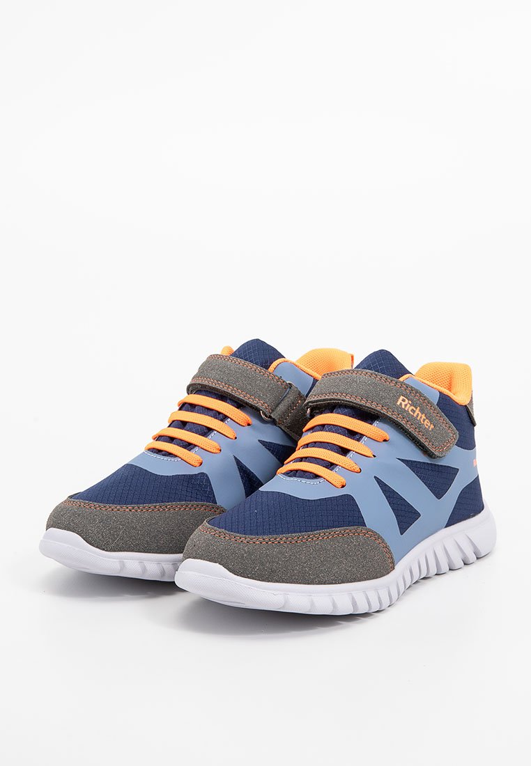 Blaue und graue Sportschuhe mit orangefarbenen Akzenten, strukturiertem Stoff, einem Klettverschluss und einer weißen Gummisohle. Verfügt über ein modernes Design.