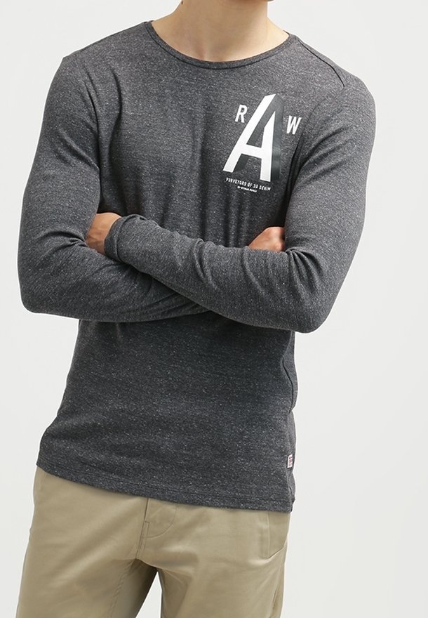 Grå tröja med långa ärmar i jersey med rund halsringning, med ett vitt grafiskt tryck "R A W" på framsidan och en etikett längst ner till vänster.