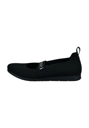 Schwarzer Slip-On-Schuh mit strukturiertem Strickobermaterial, Ausschnitt-Design an der Spitze, elastischem Riemen mit weißer Beschriftung und flacher Gummisohle.