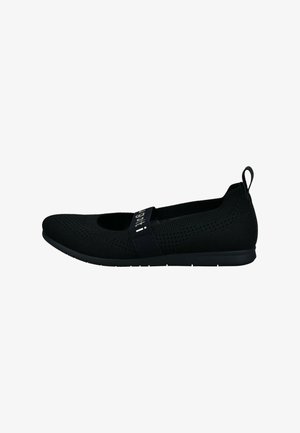Schwarzer Slip-On-Schuh mit strukturiertem Strickobermaterial, Ausschnitt-Design an der Spitze, elastischem Riemen mit weißer Beschriftung und flacher Gummisohle.