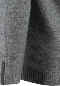 Grauer Strickpullover mit gerippten Bündchen und glatter Textur. Verfügt über ein kleines braunes Lederetikett am Saum zur Markierung.
