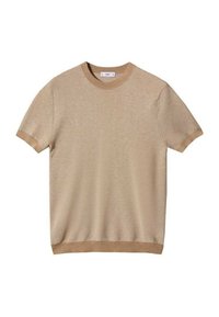 Suéter beige de manga corta con textura acanalada, escote redondo y acentos de puños y dobladillo en un tono ligeramente más oscuro.