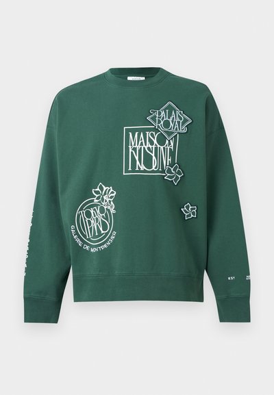 Σκούρο πράσινο φούτερ με λαιμόκοψη crewneck, με λευκά γράμματα σε στρατσοράματα που γράφουν "Palais Royal", "Maison Kitsuné" και "Tokyo Paris Galerie de Montpensier".