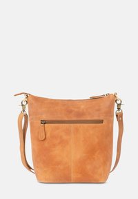 Kreuzkörpertasche aus cognacfarbenem Leder mit Reißverschluss am oberen Rand, vorderer Reißverschlusstasche und verstellbarem Riemen. Glatte Textur mit dezenten Maserungen und goldfarbenen Beschlägen.