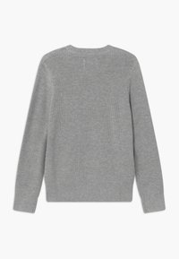 Šedý pletený svetr s ribbovanou texturou, kulatým výstřihem a dlouhými rukávy. Hladký povrch s přiléhavým lemem a manžetami.