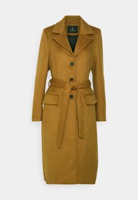 Lång, skräddarsydd kappa i senapsgult ullblandning. Har stora slag, fyra knappar, två framfickor och ett matchande midjebälte.