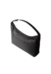 Sac à main en cuir noir texturé avec une seule bandoulière ajustable et une fermeture éclair supérieure, présenté sur fond blanc.