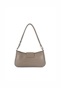 Sac à main en cuir beige à la forme incurvée, avec un rabat supérieur plat et une seule sangle réglable. Texture lisse avec un minimum de détails.
