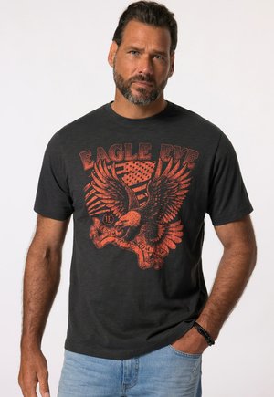 Sort crew neck t-shirt med et rødt ørne-grafik og teksten "EAGLE EYE", med falmet design og blød tekstur. Korte ærmer, afslappet pasform.