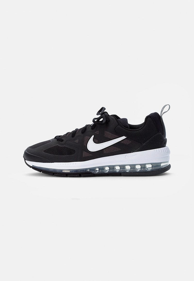 Chaussure de sport noire en mesh et matériaux synthétiques, avec un swoosh blanc de Nike, une semelle amortie et des bulles d'air transparentes le long du talon.