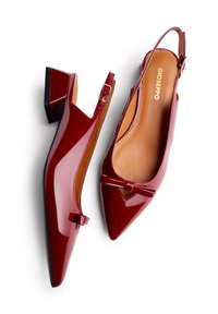 Ein Paar glänzende rote Slingback-Schuhe mit spitzen Zehen, niedrigen Blockabsätzen und kleinen Schleifen an der Vorderseite, innen mit der Marke Gioseppo.