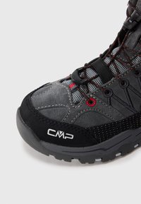 Grå och svart vandringskänga med röda snören, nätmaterial, gummisula och "CMP"-logotyp på tåfronten.