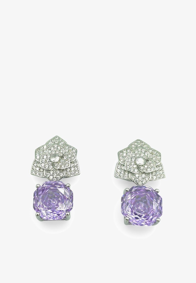 Orecchini in gioielleria con hardware in tonalità argento, caratterizzati da un design floreale sormontato da pietre brillanti trasparenti e da un grande gioiello viola sfaccettato sottostante.