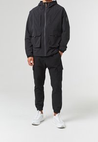 CLOSURE London Tunn jacka - black