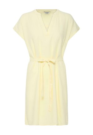Midi šaty bledozlatej farby s krátkym rukávom, výstrihom do V a látkovým opaskom uviazaným v páse, vyrobené z ľahkého materiálu.