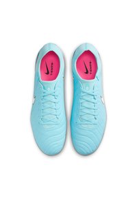 Vaalean siniset Nike Tiempo -jalkapallosukat, joissa on teksturoitu päällinen, vaaleanpunaiset sisäpohjat ja valkoinen logotehoste. Mukana nauhat ja pyöreä kärki.