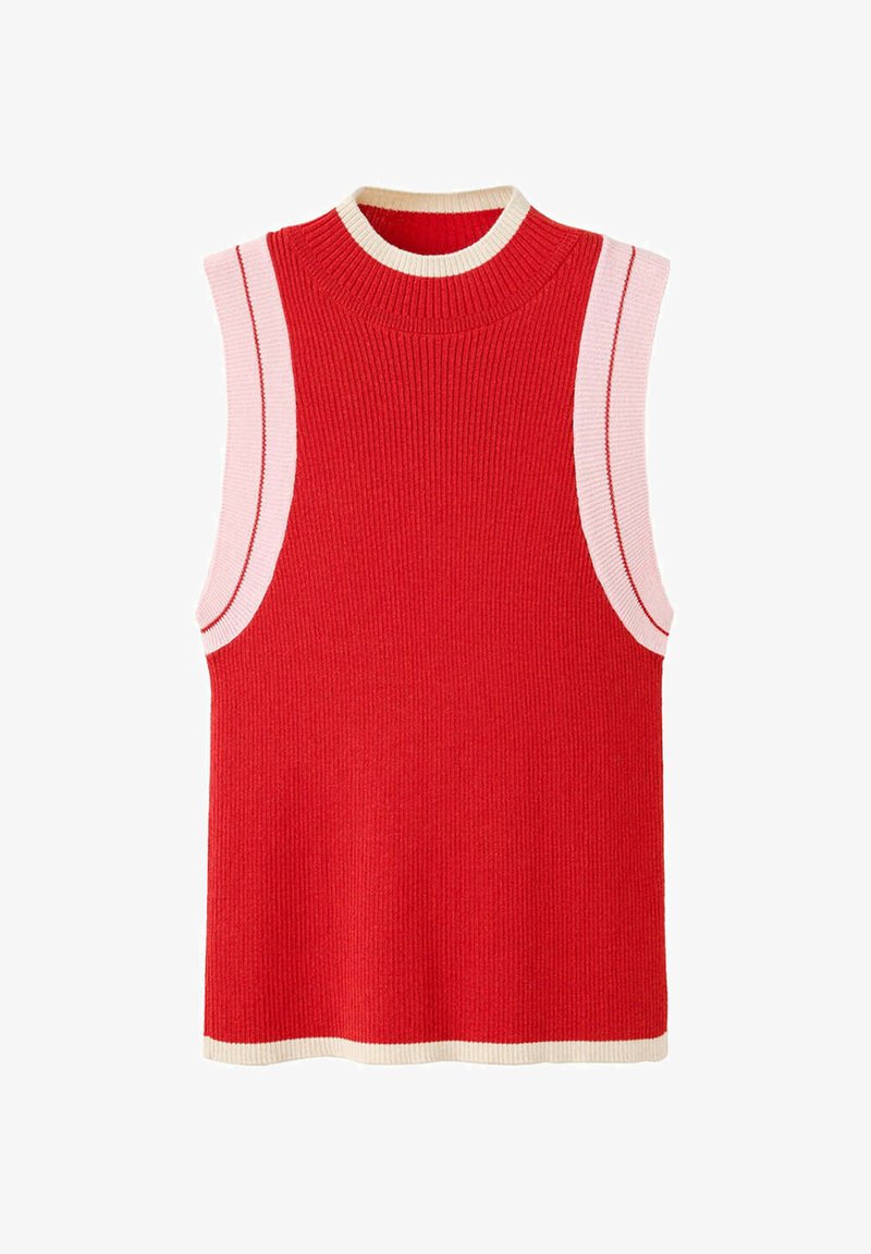 Haut tricoté rouge sans manches avec bordure crème au col et à l’ourlet, et bordure rose clair le long des emmanchures avec fines rayures rouges.