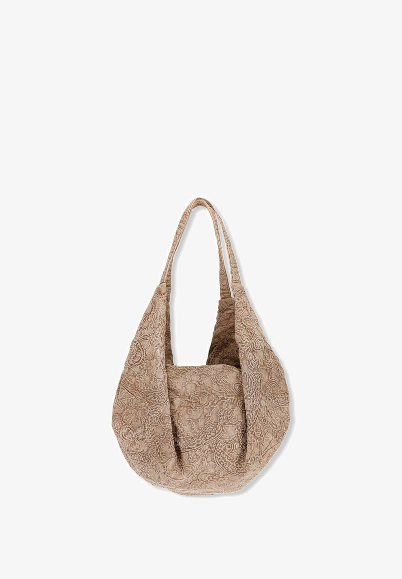 Beige stoffen tas met een hobo-vorm, voorzien van ingewikkelde tonale borduurpatronen en twee lange, gebogen handvatten. Zachte textuur.