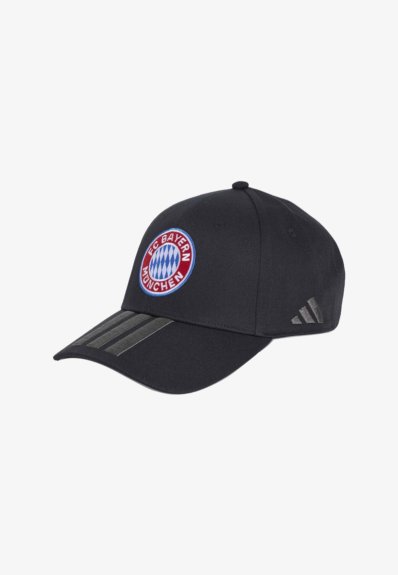 Μαύρο καπέλο baseball με το λογότυπο της FC Bayern München μπροστά και τρεις γκρι ρίγες στο γείσο και στο πλάι.