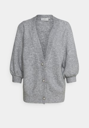 Harmaa neulottu neuletakki, jossa on V-aukko, nappikiinnitys ja pussihihat. Siinä on teksturoitu kangas ja koristeelliset napit.